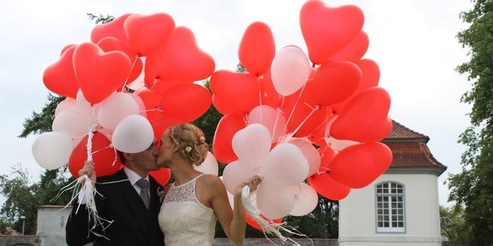 Brautpaar mit Luftballons