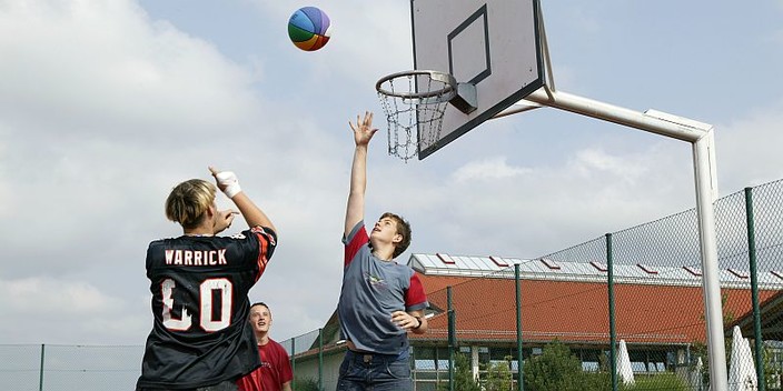 Beim Basketball spielen